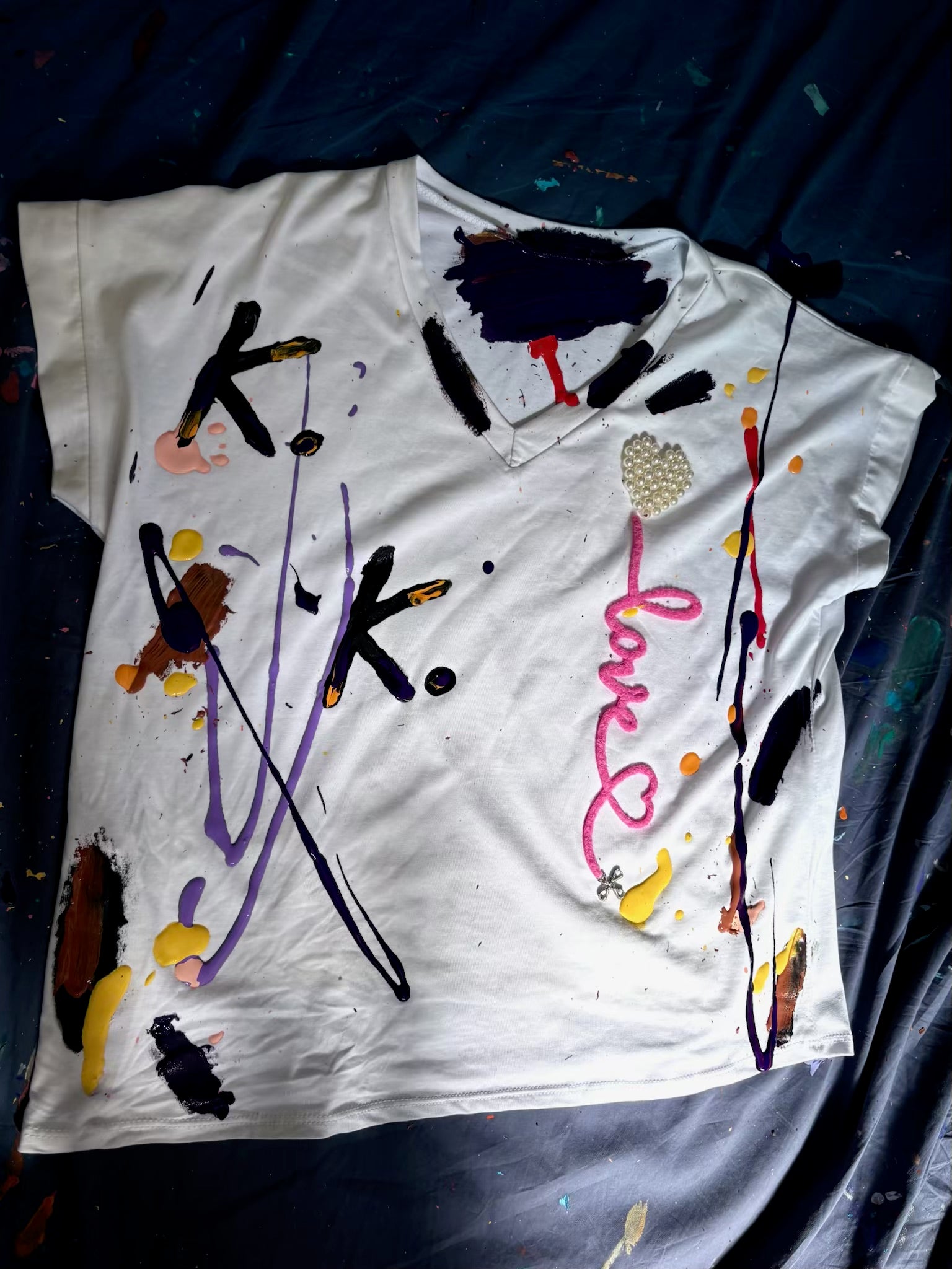 LOVE WINS K. TEE